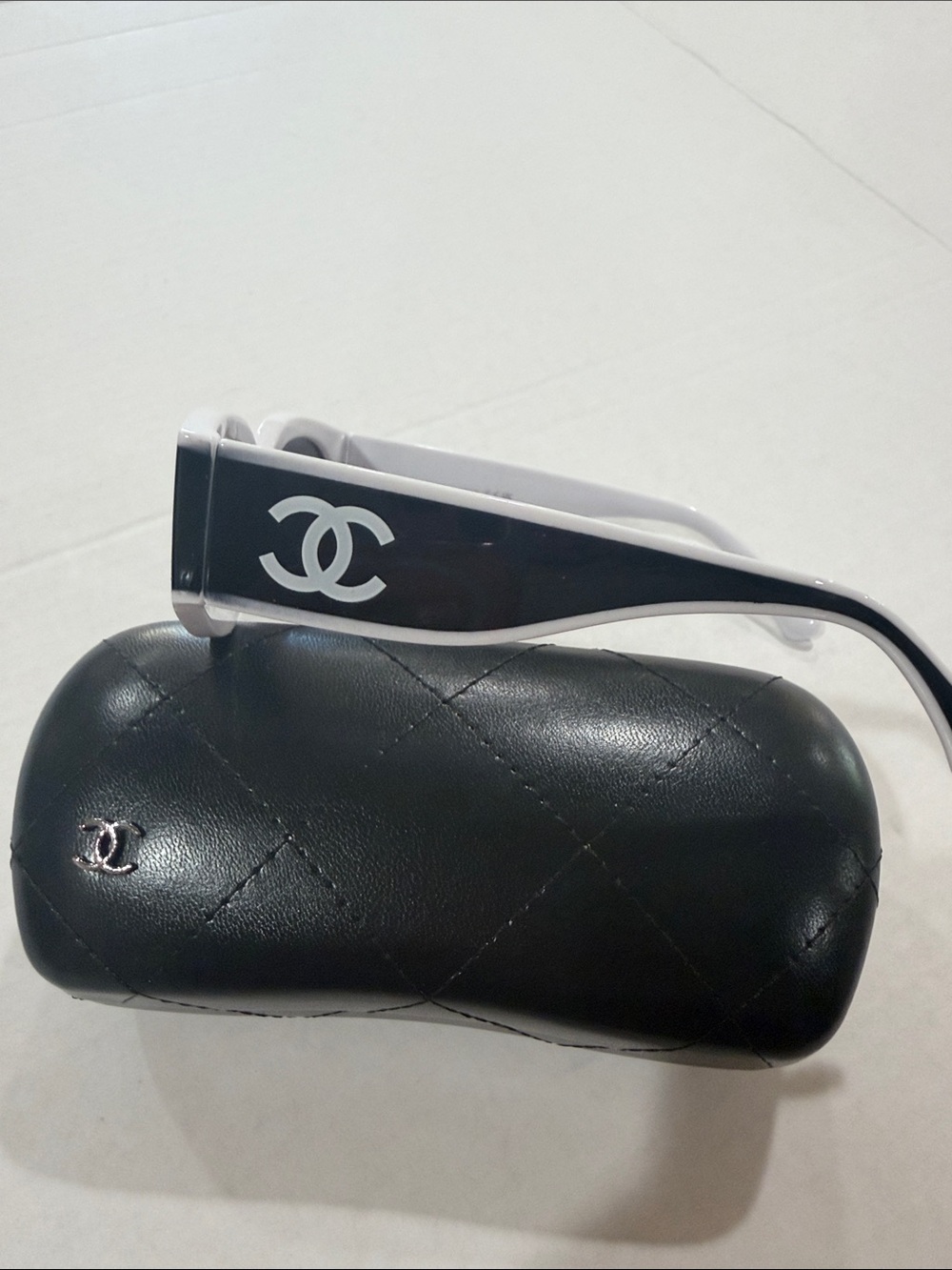 Copy CHANEL Black Frame with White Trim Cat-Eye Sunglasses - Picture 5 of 5
